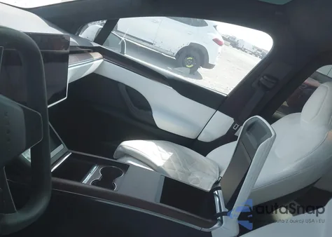 2023 Tesla Model X Dual Motor All-Wheel Drive/Standard Range z USA, uszkodzony, nr VIN 7SAXCBE50PF402413